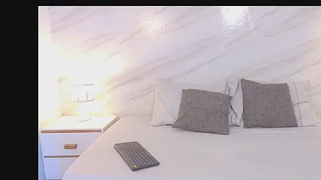 Mayloren online show from February 11, 2026, 12:10 pm