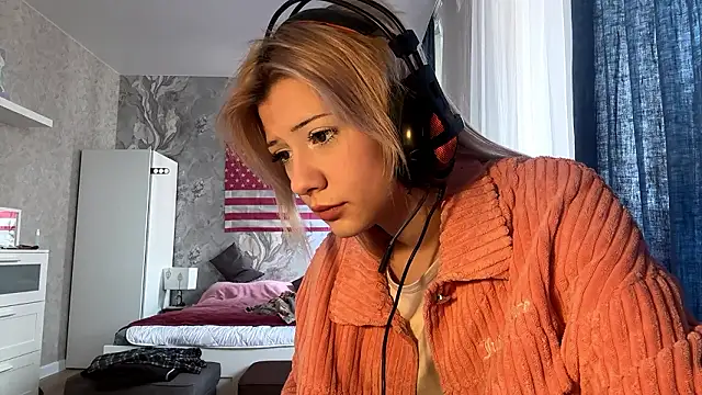 Snapshot of LadyFoxLove chatting on February 21, 2026, 10:05 am LadyFoxLove online show from February 21, 2026, 10:05 am