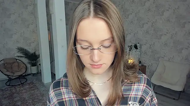 LianneBynon online show from March 8, 2026, 9:24 am