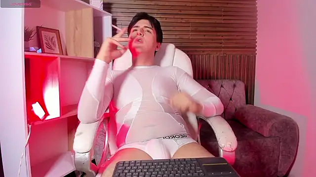 noahWolff  online show from February 1, 2026, 4:44 am