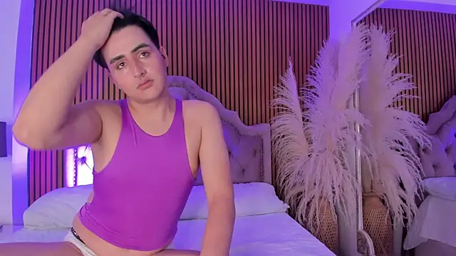 noahWolff  online show from February 15, 2026, 4:42 am