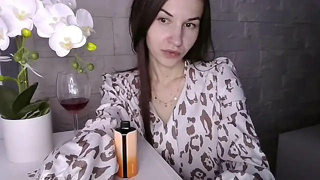 JuliaLovely online show from March 27, 2026, 4:51 pm