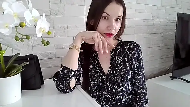 JuliaLovely online show from June 11, 2026, 2:04 pm