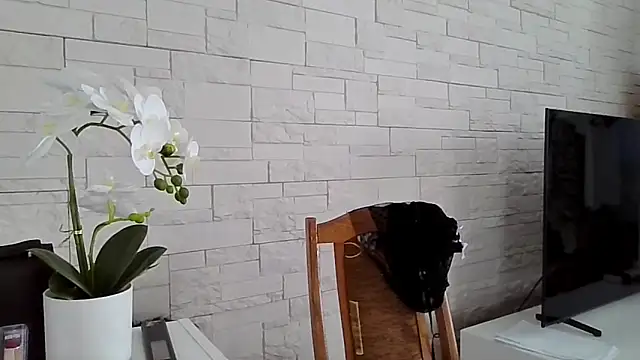 JuliaLovely online show from June 16, 2026, 2:09 pm
