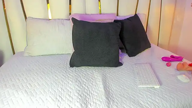 Snapshot of SofiaGlow_ chatting on February 27, 2026, 3:17 am SofiaGlow online show from February 27, 2026, 3:17 am