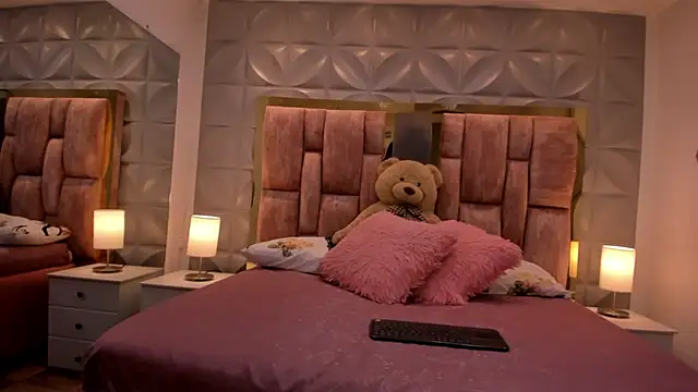 Paris Velvet online show from March 27, 2026, 10:09 pm