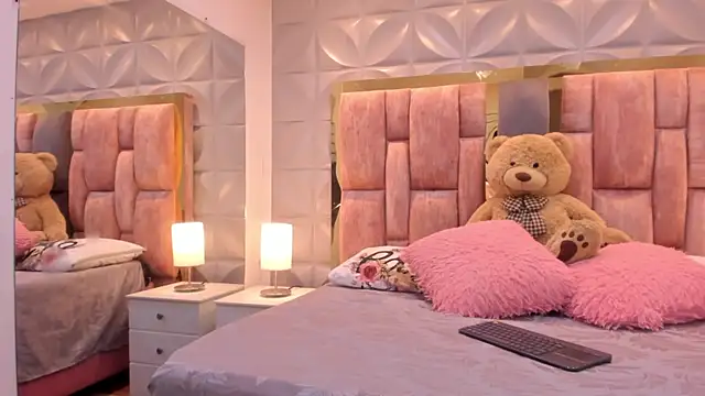 Paris Velvet online show from April 10, 2026, 10:14 pm