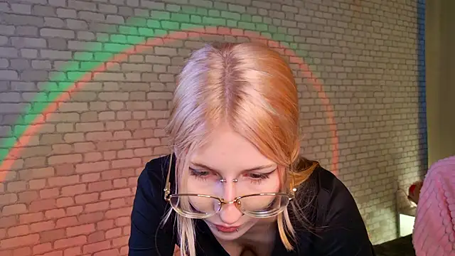 Snapshot of alicedews chatting on February 17, 2026, 2:13 pm alicedews online show from February 17, 2026, 2:13 pm