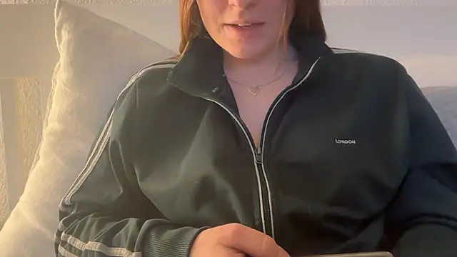 Snapshot of Lucyschickt chatting on March 2, 2026, 5:20 pm Lucyschickt online show from March 2, 2026, 5:20 pm