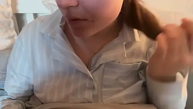 Lucyschickt online show from April 2, 2026, 5:05 am