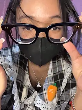 Snapshot of Leeeiuu chatting on February 20, 2026, 1:44 pm Leeeiuu online show from February 20, 2026, 1:44 pm