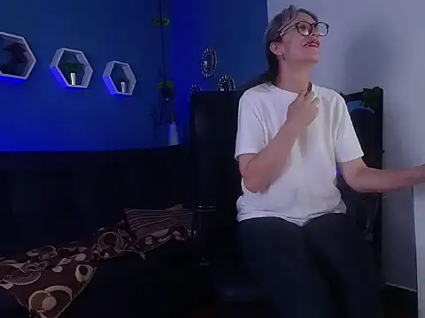 laurasofia45 online show from March 2, 2026, 5:08 am