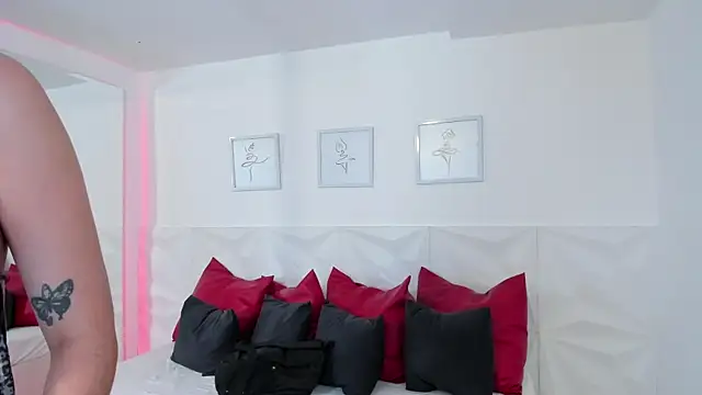 naomi amoretti online show from February 11, 2026, 4:34 pm