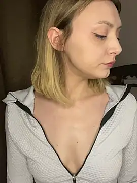 Leecey online show from April 12, 2026, 7:19 pm