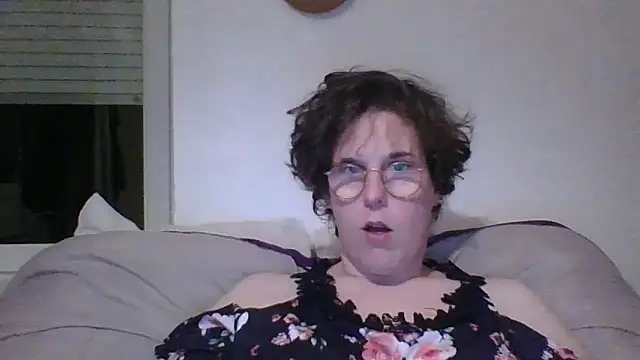 OIseauNoir88 online show from April 22, 2026, 7:59 pm