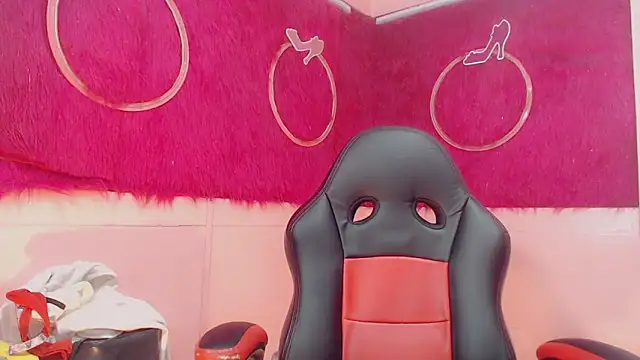 isabella vogue online show from February 15, 2026, 11:41 am