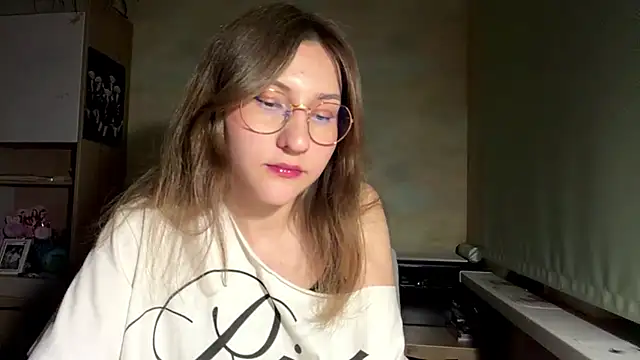 Miaaa Moon online show from May 17, 2026, 7:10 pm