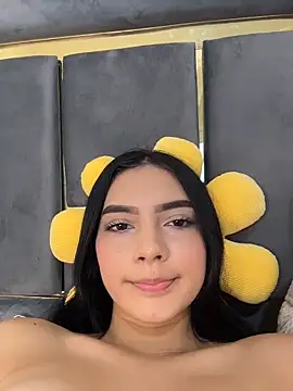 Doll Alaia  online show from February 26, 2026, 7:24 pm