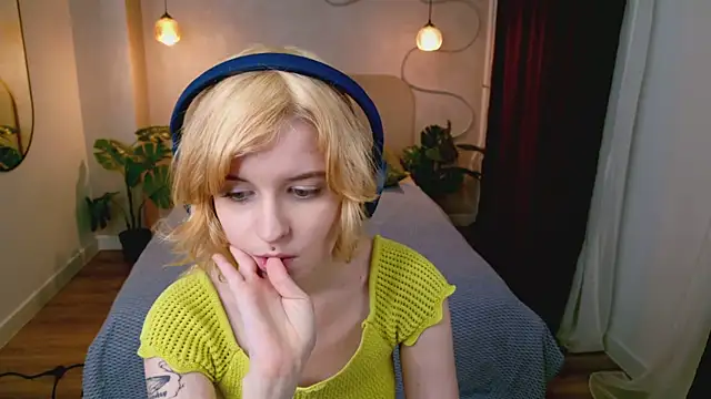 Snapshot of Akimo_ chatting on February 28, 2026, 2:51 pm Akimo online show from February 28, 2026, 2:51 pm