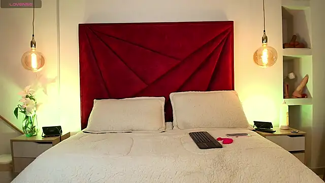 NahomiRoss online show from April 17, 2026, 12:41 pm