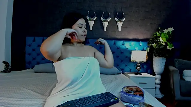 LunnaMoretti online show from April 1, 2026, 11:33 am