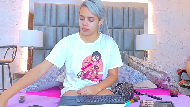 AlanaHouston online show from April 10, 2026, 4:50 am