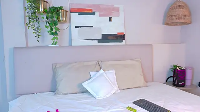 VioletBloomm online show from February 9, 2026, 11:36 am