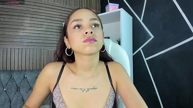 Snapshot of CarolineFyre chatting on February 3, 2026, 12:32 pm CarolineFyre online show from February 3, 2026, 12:32 pm