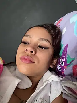 CarolineFyre online show from April 17, 2026, 12:08 pm