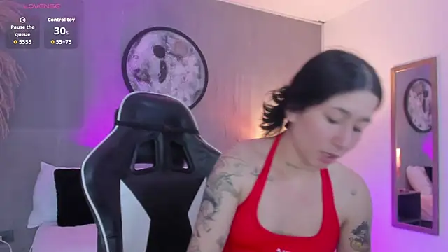 charlottee27  online show from June 4, 2026, 2:06 am