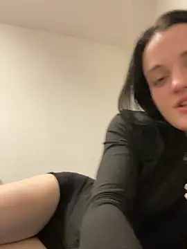 Snapshot of LeonieClaire chatting on February 10, 2026, 10:03 pm LeonieClaire online show from February 10, 2026, 10:03 pm