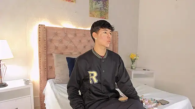 Snapshot of noah_lewiss chatting on February 13, 2026, 10:33 am noah lewiss online show from February 13, 2026, 10:33 am