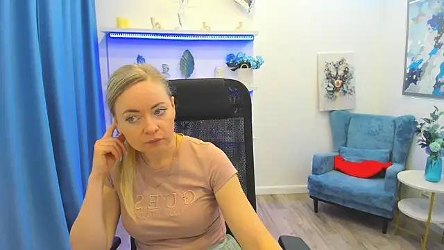 CharlotteKerti online show from May 17, 2026, 11:39 am