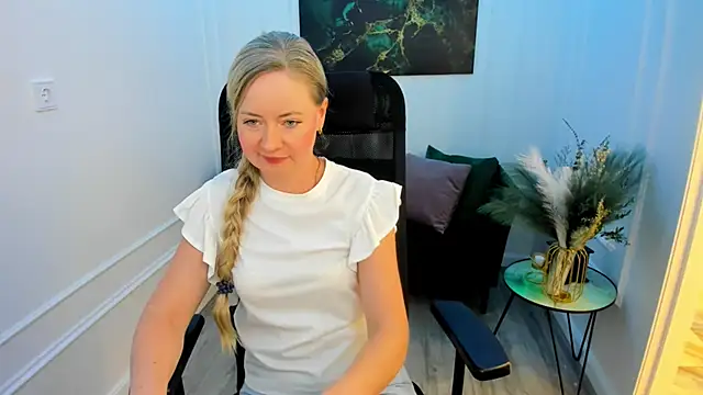 CharlotteKerti online show from May 25, 2026, 5:41 pm