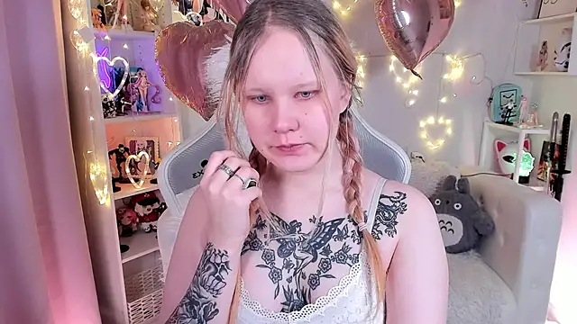 Snapshot of AnnieVibe chatting on February 5, 2026, 5:39 pm AnnieVibe online show from February 5, 2026, 5:39 pm