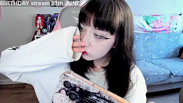 Snapshot of MollysLand chatting on June 17, 2026, 9:01 am MollysLand online show from June 17, 2026, 9:01 am