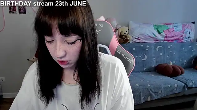 Snapshot of MollysLand chatting on June 19, 2026, 9:24 am MollysLand online show from June 19, 2026, 9:24 am