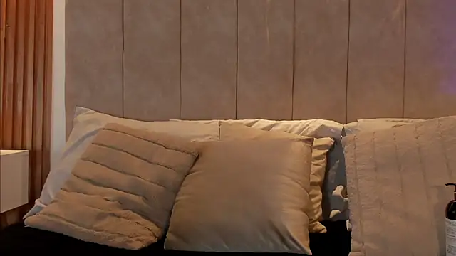 Snapshot of _Laura_saenz1 chatting on February 18, 2026, 12:23 pm Laura saenz1 online show from February 18, 2026, 12:23 pm