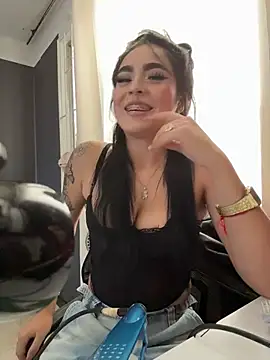 Snapshot of Sara_Fernandez_ chatting on February 13, 2026, 2:24 pm Sara Fernandez online show from February 13, 2026, 2:24 pm