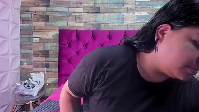 Snapshot of Carolina-Lenon chatting on February 25, 2026, 7:34 pm Carolina-Lenon online show from February 25, 2026, 7:34 pm