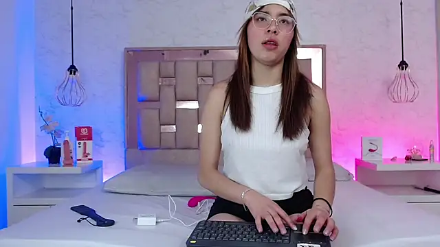 Snapshot of ChloeSteele chatting on February 15, 2026, 12:03 pm ChloeSteele online show from February 15, 2026, 12:03 pm