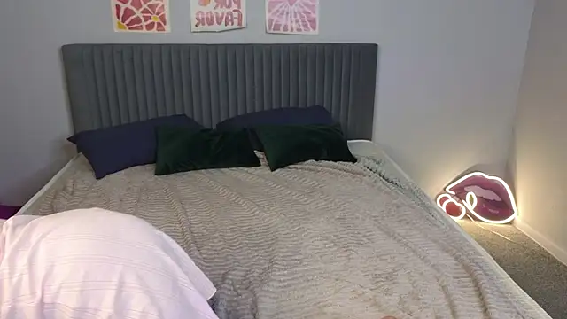 LovingWhisperr online show from February 17, 2026, 1:24 am