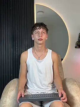 Snapshot of ARON_LUXX chatting on February 4, 2026, 3:12 am ARON LUXX online show from February 4, 2026, 3:12 am