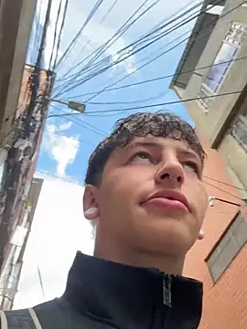 ARON LUXX online show from May 14, 2026, 2:46 pm