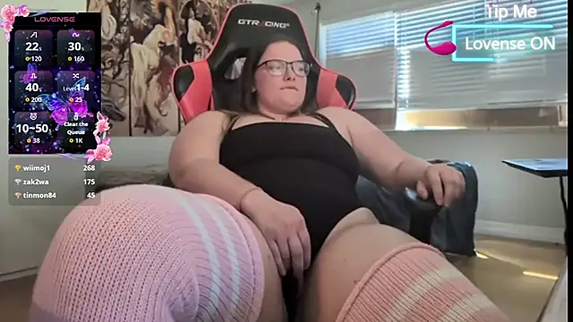 lillythotz online show from April 3, 2026, 8:51 pm