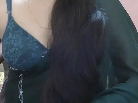 Cute Sheetal online show from May 17, 2026, 1:07 pm