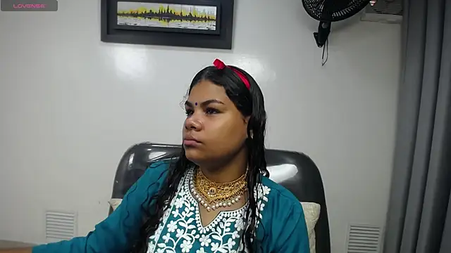 yaazhinii online show from April 11, 2026, 11:36 am