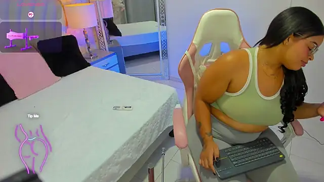 YazminJenner online show from April 8, 2026, 4:56 am