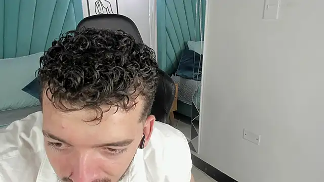 Logan Wolf-js online show from April 6, 2026, 3:37 am