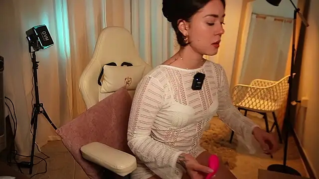 Snapshot of Madisonlara1 chatting on February 6, 2026, 6:22 pm Madisonlara1 online show from February 6, 2026, 6:22 pm